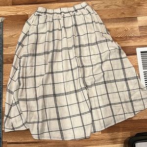 Universal thread, very good condition, black and cream skirt